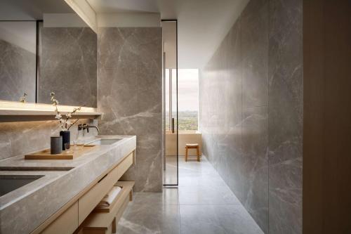 ein Badezimmer mit Waschbecken und Spiegel in der Unterkunft Nobu Hotel Toronto in Toronto