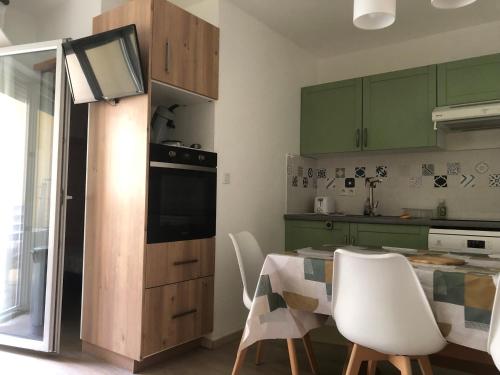 Η κουζίνα ή μικρή κουζίνα στο appart T 3 Bagnères-de-Luchon vue montagne - 15 minutes station de ski