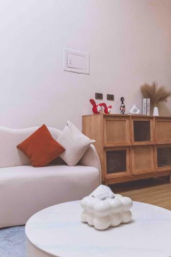 a living room with a couch and a table at Wumu B&B in Hengchun South Gate