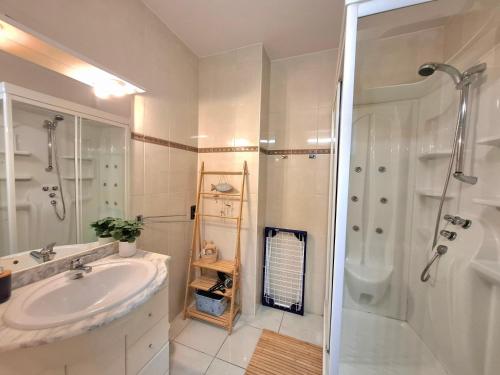 Ένα μπάνιο στο Appartement spacieux & familial à 400m de la plage d'Ostende 2 chambres avec patio by La Conciergerie