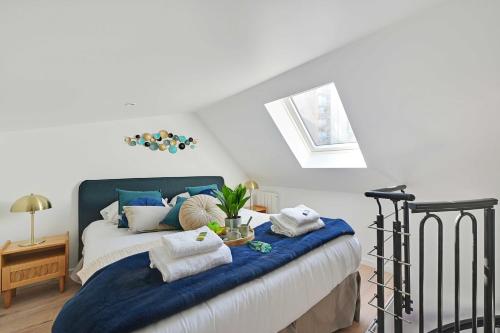 Ένα ή περισσότερα κρεβάτια σε δωμάτιο στο Residence Eugene - Kremlin-Bicêtre