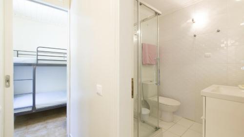 un bagno con doccia, WC e lavandino di Villa Marina a Pelekas