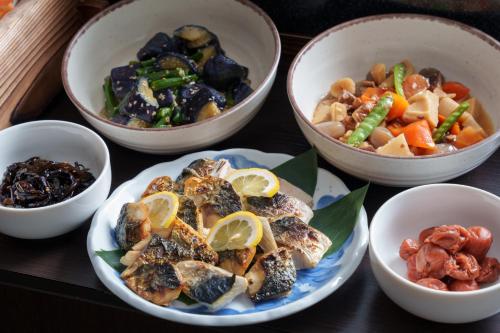 海老名市にあるホテルビスタ海老名のテーブルの上には4つのボウルと皿が置かれている