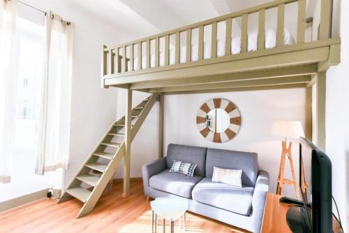 ein Wohnzimmer mit einem Sofa und einem Loft in der Unterkunft Studio élégant pour 4 personnes, à quelques pas de la Croisette in Cannes