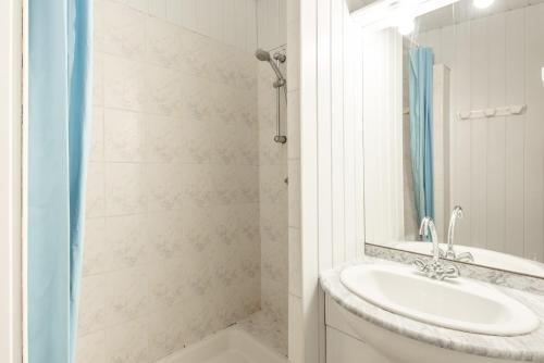 Appartement Ski, Au Pied Des Pistes في لا مونجي: حمام أبيض مع حوض ودش