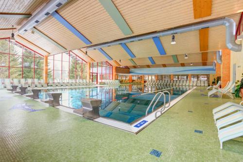 Bazén v ubytování Austria Parks - Camping Arlberg GmbH nebo v jeho okolí