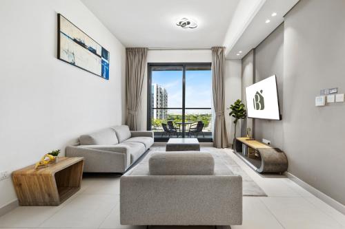 BLVD - Stylish Stay with Relaxing Balcony View