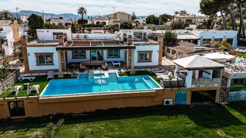 Luftaufnahme eines Hauses mit Swimmingpool in der Unterkunft Silversol in Jávea
