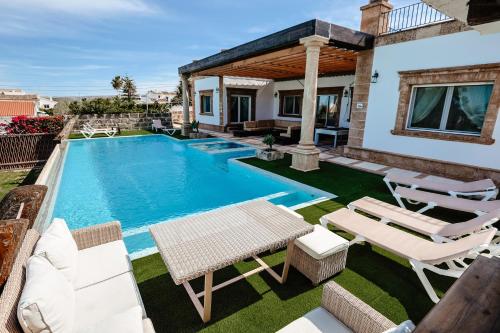 einen Hinterhof mit einem Pool und einer Villa in der Unterkunft Silversol in Jávea