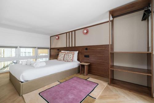 Llit o llits en una habitació de PoeticStay - Grands Boulevards