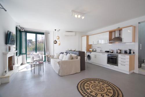 een grote woonkamer met een bank en een keuken bij Villa Ilenia in Skála Kefalonias