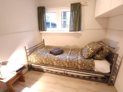 Ένα ή περισσότερα κρεβάτια σε δωμάτιο στο Hooglander rust, Boschaletje