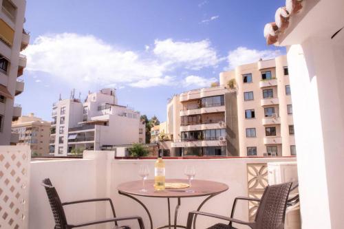 - Balcón con mesa, sillas y edificios en Tetuan Boutique Apartment in Old Town Marbella, en Marbella