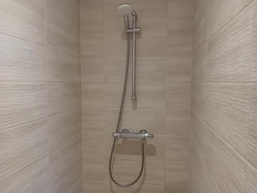 索姆勒兹Au nid du colibri的浴室里有淋浴喷头的淋浴