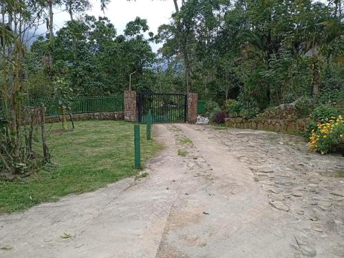 eine unbefestigte Straße mit einem Tor in einem Hof in der Unterkunft Mini Apartamento Rural Fusagasuga Finca los Pinos in Fusagasuga