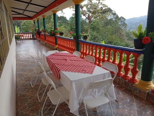 Ein Tisch und Stühle auf einem Balkon mit Aussicht in der Unterkunft Mini Apartamento Rural Fusagasuga Finca los Pinos in Fusagasuga