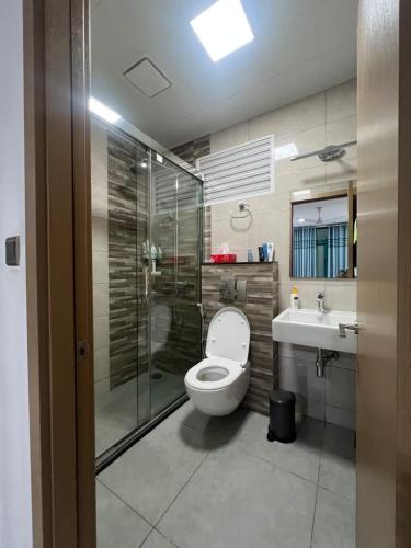 ein Badezimmer mit Toilette, Dusche und Waschbecken in der Unterkunft Hiyaa A in Hulhumale