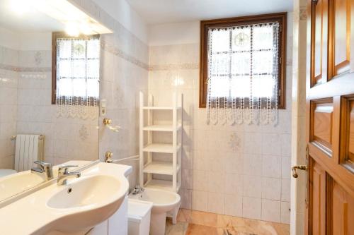 un bagno con lavandino e WC di Appartement Txikia ad Amotz