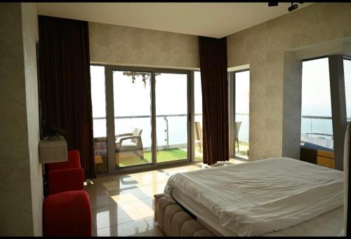 una camera da letto con un letto e vista sull'oceano di شقة في برج داماك a Gedda