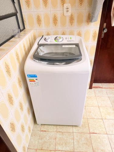 eine Waschmaschine auf dem Boden in einer Küche in der Unterkunft 301- Apartamento 2 quartos próximo UFN, com garagem in Santa Maria