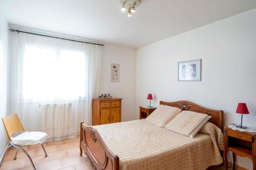 una camera da letto con un letto, una scrivania e una finestra di Appartement Handia ad Amotz