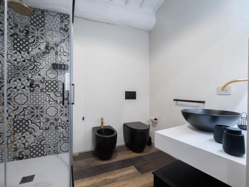 ein Badezimmer mit Waschbecken und Dusche in der Unterkunft Cesalpino 5 in Arezzo