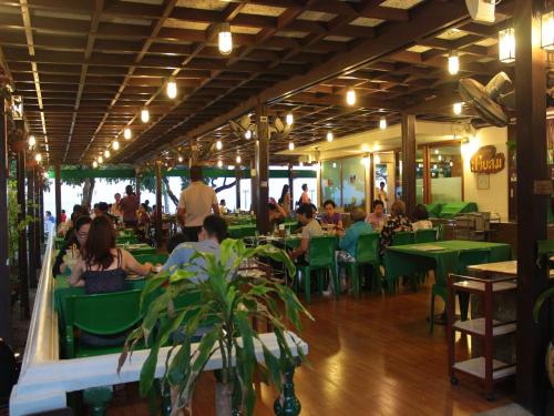 Un restaurante u otro lugar para comer en Sailom Hotel Hua Hin - SHA Extra Plus