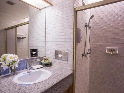 Ett badrum på Sailom Hotel Hua Hin - SHA Extra Plus