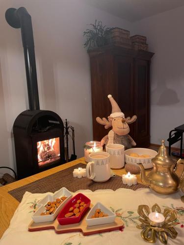 un tavolo con un camino con cibo e una stufa di Mystic Twistic a Vîrfurile