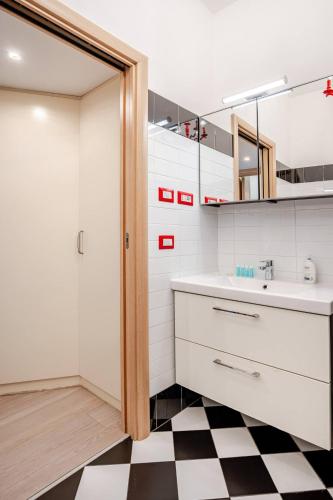 Roma Gemelli - Black&White Urban Loft