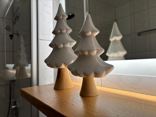 een tafel met drie plastic kerstbomen erop bij Chesa Piz mit privater Sauna in Pfronten