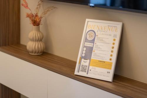 ein Schild auf einem Regal mit einer Vase in der Unterkunft Small nest in a good location, quiet in Casablanca