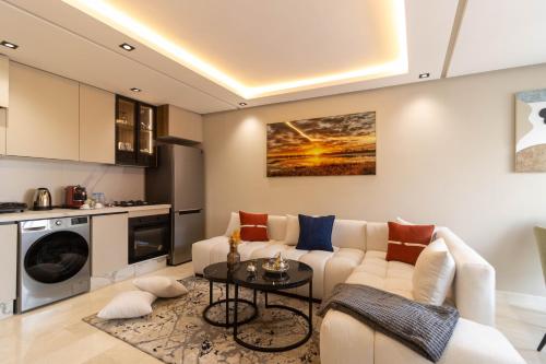 ein Wohnzimmer mit Sofa und Tisch in der Unterkunft Small nest in a good location, quiet in Casablanca