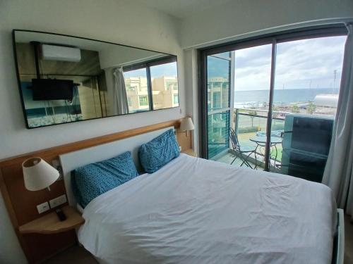 Ένα ή περισσότερα κρεβάτια σε δωμάτιο στο אוקיינוס במרינה מלון שני חדרי שינה