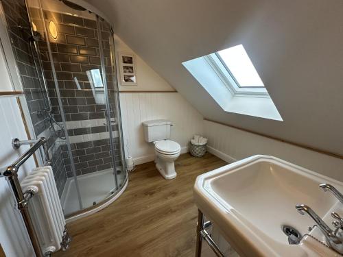 un bagno con wc, doccia e lavandino di Cartrefle - A Charming Welsh Escape perfect for families a St Clears