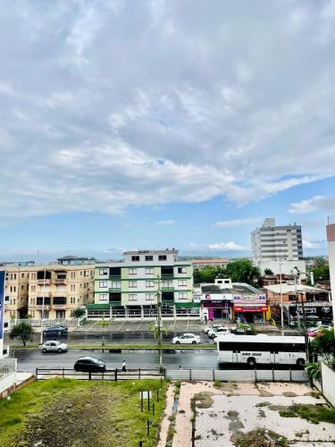 una città con edifici e un fiume con automobili di Apto 1 Dormi para até 6 pessoas a Capão da Canoa