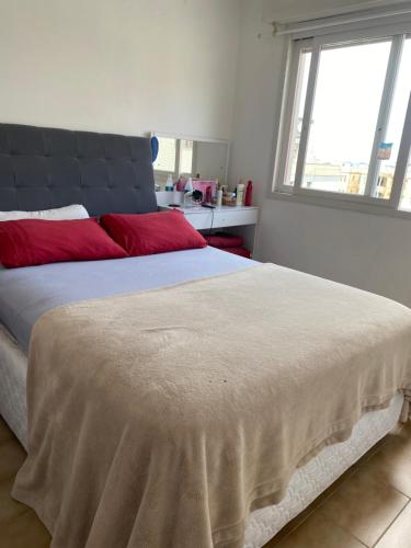 una camera da letto con un letto grande con una grande finestra di Apto 1 Dormi para até 6 pessoas a Capão da Canoa