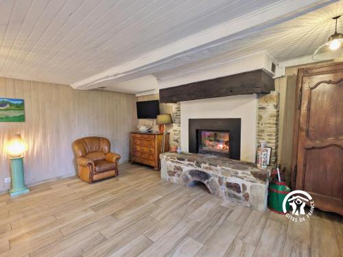 TV a/nebo společenská místnost v ubytování Le Bas Pineau