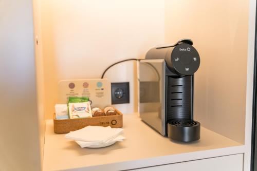 Una cafetera en un estante al lado de una cafetera. en Ukino Palmeiras Village - 24h All Inclusive, en Armação de Pêra