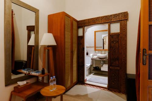 索维拉Riad Mazal Mogador的客房设有带水槽和镜子的浴室