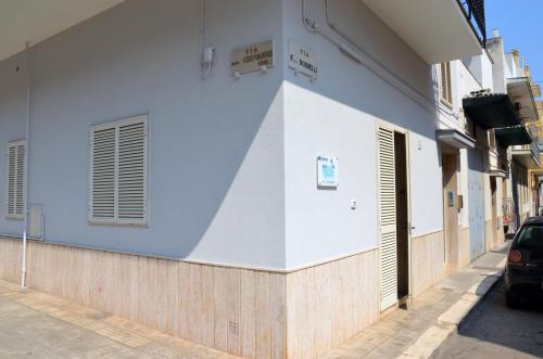ポリニャーノ・ア・マーレにあるAffittacamere A Pochi Passiの青白の建物
