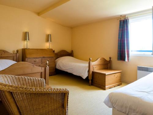 En eller flere senge i et værelse på Residence Hotel Les Ducs De Chevreuse avec Parking, Hébergement, Repas & PDJ