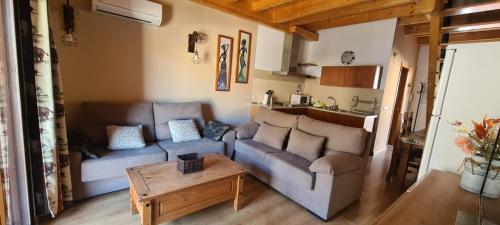 un soggiorno con un divano e un tavolo di Sierra de Cazorla ad Arroyo Frio