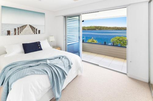 En eller flere senge i et værelse på Coolawin Lakehouse