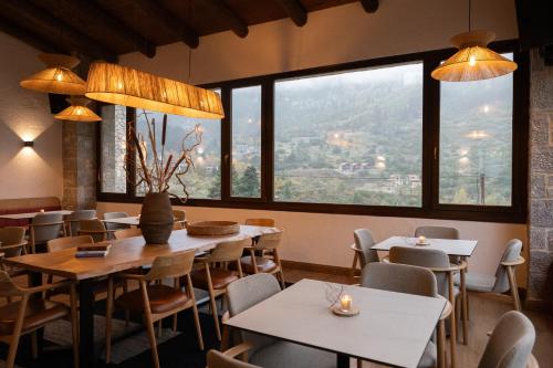 Nespecifikovaný výhled na hory nebo výhled na hory při pohledu z penzionu