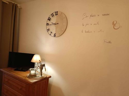 un reloj en una pared con escrito en él en Laïta - Séjour à Quimperlé, en Quimperlé