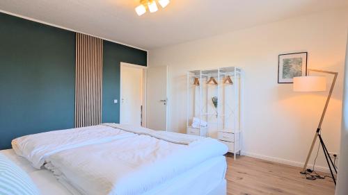 En eller flere senge i et værelse på HYGGE HOMES - Apartment 'Stilla'