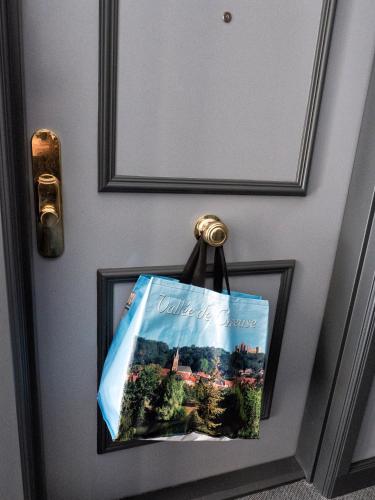 シュヴルーズにあるResidence Hotel Les Ducs De Chevreuse avec Hébergement, Repas & PDJ, Séminaire, Bureau & Parkingの家の戸袋