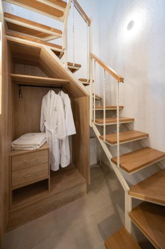 ein Zimmer mit hölzernen Etagenbetten und Holztreppe in der Unterkunft Ftalofi in Eptalofos