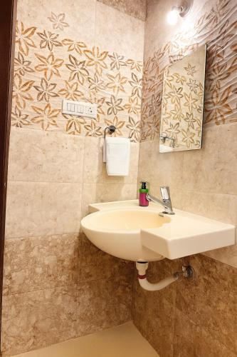 Ένα μπάνιο στο Asmeera Stays 2BHK Pinewood with swimming pool